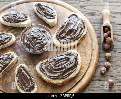 Fette di baguette con crema al cioccolato Foto Stock