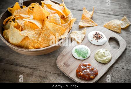 Formaggio nachos nel recipiente Foto Stock