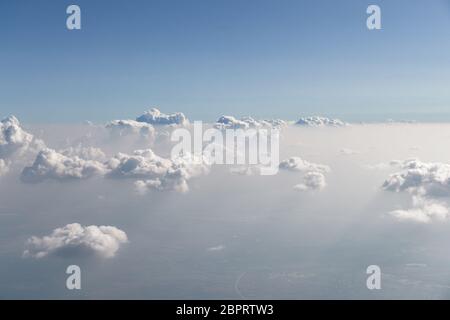 Nuvole viste dall'alto in un piano Foto Stock