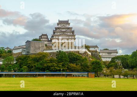 Sunrise vista del castello di Himeji, datata 1333, nella città di Himeji, nella prefettura di Hyogo, Giappone Foto Stock