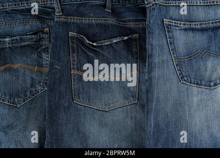Diversi altri classici jeans ripiegato in una fila, tasca posteriore Foto Stock