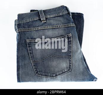 Ripiegate blue jeans da uomo su uno sfondo bianco, vista dall'alto Foto Stock