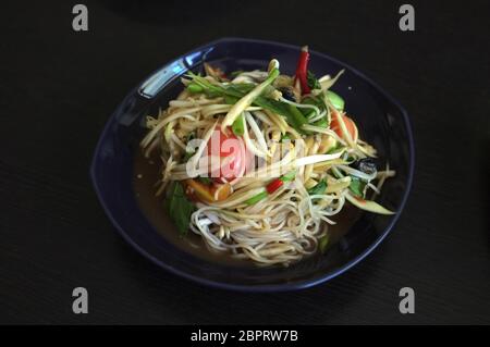 Insalata di papaya con Vermicelli e granchio salato ( Som-tam- kha-nom-Jeen ), cibo tailandese Foto Stock