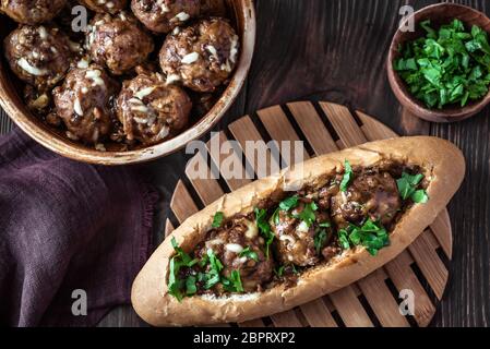Hot Dog panino farcito con polpettine di carne Foto Stock