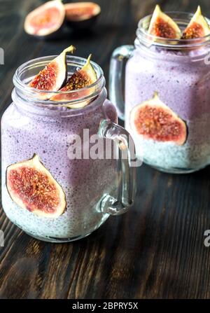 Semi di Chia budini con fette di fig Foto Stock