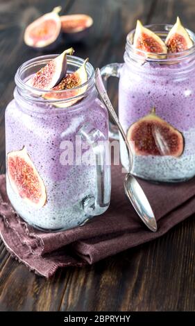 Semi di Chia budini con fette di fig Foto Stock