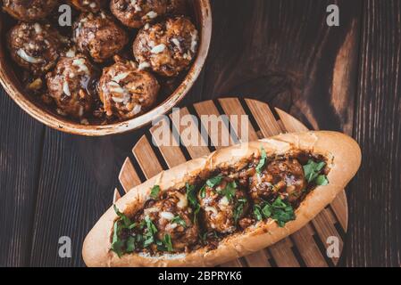 Hot Dog panino farcito con polpettine di carne Foto Stock