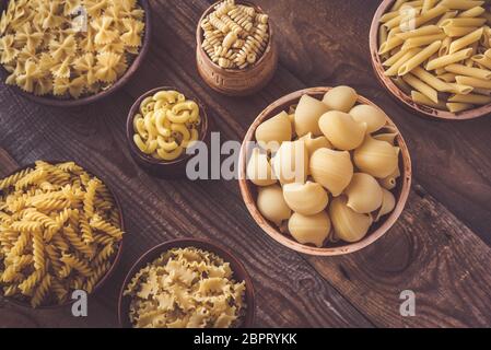 Vari tipi di pasta su sfondo bianco Foto Stock