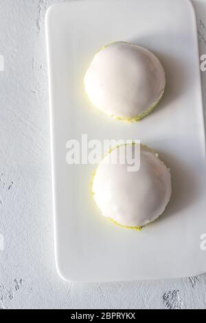 Le torte a base di pan di spagna in smalto di yogurt con pistacchio si sbriciola Foto Stock