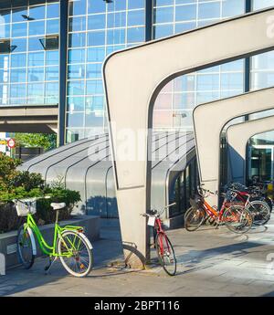 Parcheggio biciclette dall'aeroporto di Kastrup ingresso in serata sunshine, Copenhagen, Danimarca Foto Stock