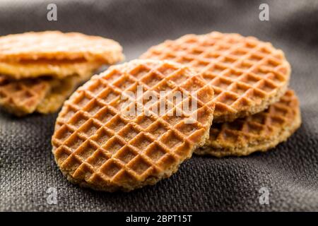 Dolce waffle biscotti sulla tovaglia. Foto Stock