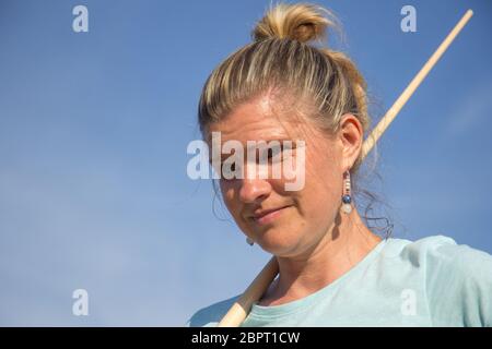 Donne giocando Novuss in esterni. Novuss è uno sport nazionale in Lettonia simile a tasca o biliardo Piscina. Foto Stock