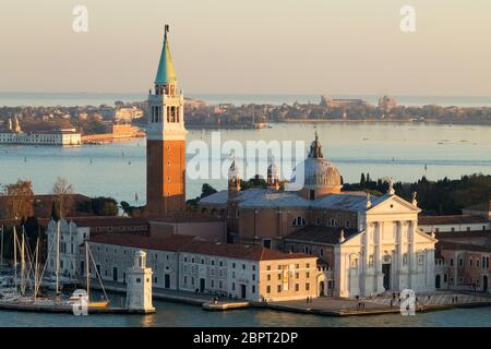 Vista aerea di Venezia all'alba, Italia. Chiesa di San Giorgio Maggiore vista. Punto di riferimento italiano Foto Stock