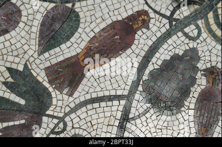 Immagine del mosaico di un uccello seduto su un ramo, fatto di piastrelle di ceramica, vista dall'alto. Foto Stock