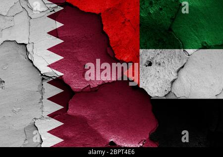 Bandiere di Qatar e Emirati Arabi Uniti dipinte su pareti incrinate Foto Stock