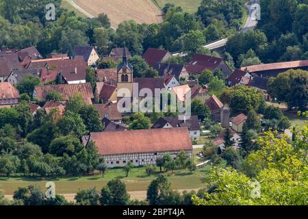 Vista aerea che mostra un villaggio chiamato Baechlingen vicino a Langenburg in Hohenlohe, un area nel sud della Germania a fine estate Foto Stock