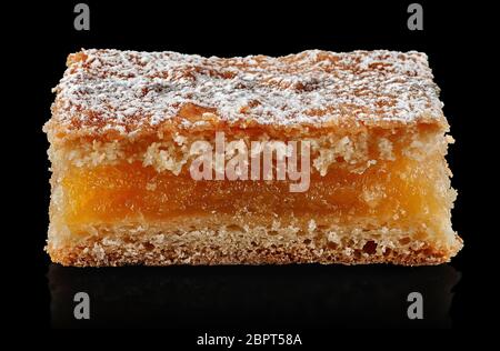 Un pezzo di torta al limone. Riflessione. Sfondo nero Foto Stock