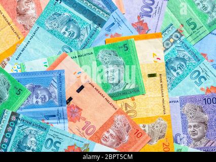 Malesia valuta di malese ringgit banconote background. Carta moneta di uno, cinque, dieci, venti, cinquanta e cento note ringgit. Concetto finanziario Foto Stock