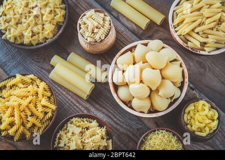 Vari tipi di pasta su sfondo bianco Foto Stock