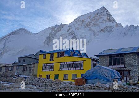 Gorak Shep, l'ultimo villaggio prima che gli escursionisti arrivino al campo base Everest Foto Stock