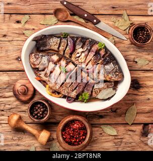 Grigliate di pesce intero caricato con gli agrumi, le erbe aromatiche e le spezie su tavola in legno rustico.Concetto di frutti di mare Foto Stock