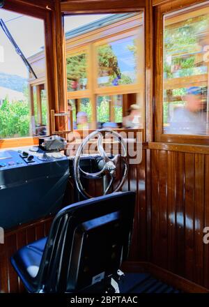 Il sedile del conducente di un vecchio tram d'epoca Foto Stock