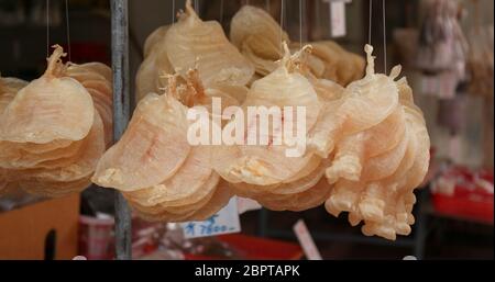 Negozio tradizionale a Hong Kong che vende pesce secco Foto Stock