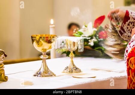 Calice con il vino, il sangue di Cristo e la pisside con host, il corpo di Cristo, pronto sull'altare della Santa Messa Foto Stock