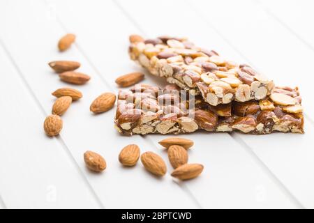 Dado di dolci bar con miele e mandorle bianche sul tavolo da cucina. Foto Stock