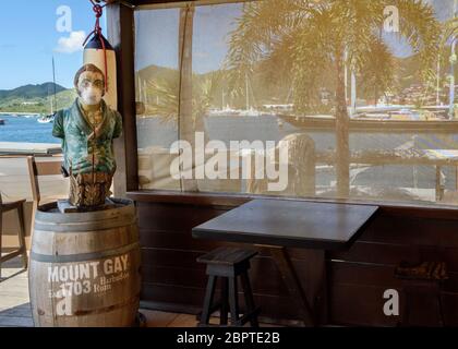 2020 maggio - normalmente occupato, la mascotte bar del Sint Maarten Yacht Club Bar & Restaurant è da solo mentre è chiuso per il COVd-19 Pandemic Foto Stock