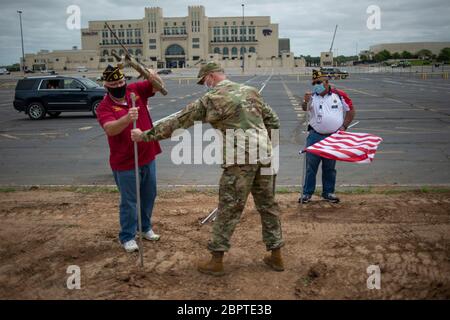 19 maggio 2020, Manhattan, Kansas, USA: Da sinistra, American Legion Post 17 Comandante, BARRY MACLES, Senior Mastor Sergeant, WALLY BRANNEN, e American Legion Post 17 Adjutant, MATT BURANY, martella in pali di bandiera di fronte all'Ascension Via Christi Hospital di martedì. La 190a ala di rifornimento dell'aria della Guardia Nazionale del Kansas ha volato sopra Manhattan, Kansas, alle 13:13 per salutare gli operatori sanitari, i soccorritori e altri lavoratori in prima linea nella lotta contro COVID-19. L'operazione Kansas strong iniziò a Emporia, Kansas, e volò su Manhattan, Lawrence e Topeka, Kansas. (Credit Image: © Luke Townsend/ZUMA Wir Foto Stock