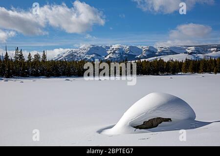 WY04488-00....WYOMING - stagno coperto di neve e la catena dei Gallitan dalla pista sciistica di Bunsen Peak nel Parco Nazionale di Yellowstone. Foto Stock