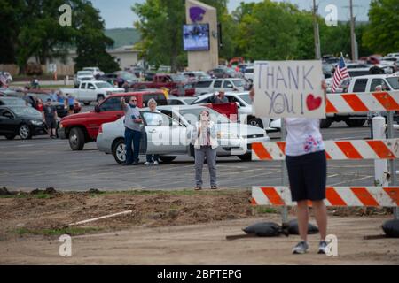 19 maggio 2020, Manhattan, Kansas, USA: I residenti di Manhattan, Kansas, si riuniscono nel parcheggio del Bill Snyder Family Stadium di fronte all'Ascension Via Christi Hospital di martedì per rallegrarsi e ringraziare gli operatori sanitari locali prima del volo operatorio Kansas strong. La 190a ala di rifornimento dell'aria della Guardia Nazionale del Kansas ha volato sopra Manhattan, Kansas, alle 13:13 per salutare gli operatori sanitari, i soccorritori e altri lavoratori in prima linea nella lotta contro COVID-19. L'operazione Kansas strong iniziò a Emporia, Kansas, e volò su Manhattan, Lawrence e Topeka, Kansas. (Credit Image: © Luke Townsend/ZUMA W Foto Stock