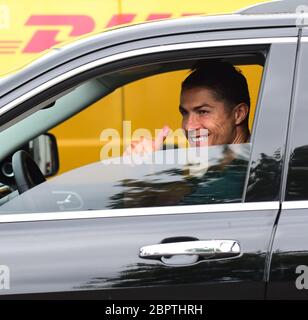 Torino. 20 Maggio 2020. Cristiano Ronaldo di Juventus arriva al campo di allenamento continua del club dopo una quarantena a Torino, il 19 maggio 2020. Credit: Xinhua/Alamy Live News Foto Stock