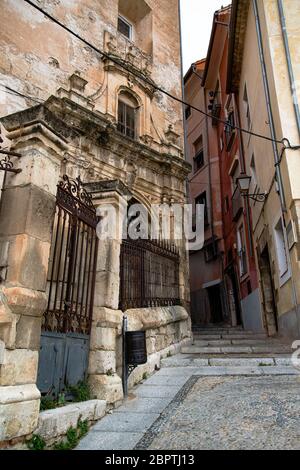 Stretto sentiero per salire le scale nel pomeriggio nella città vecchia di Cuenca, Spagna. Foto Stock