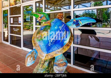 Una scultura di tartaruga marina pubblicizza Navarre Beach al Florida Welcome Center sull'Interstate 10, 16 maggio 2020, a Pensacola, Florida. Foto Stock