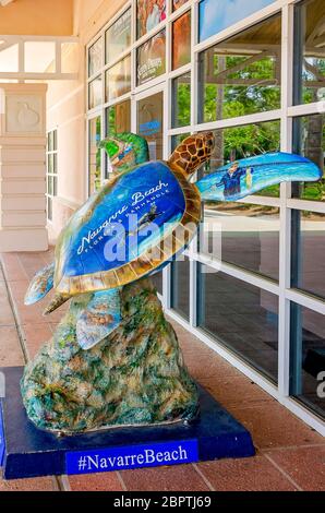 Una scultura di tartaruga marina pubblicizza Navarre Beach al Florida Welcome Center sull'Interstate 10, 16 maggio 2020, a Pensacola, Florida. Foto Stock