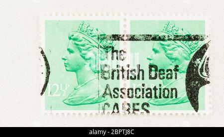 SEATTLE WASHINGTON - 18 maggio 2020: Primo piano del francobollo britannico con il marchio "The British Deaf Association Cares". N. Scott MH 81 Foto Stock
