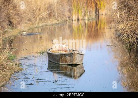 Cambiamento climatico e concetto di siccità. Le barche da pesca del lago Eber, situato tra i distretti di Cay e Bolvadin di Afyon, è il 12 ° lago più grande del Turk Foto Stock