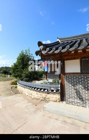 Tradizionale casa coreana tetto tradizionale lanterna. Mooseom, Youngju, Corea del Sud Foto Stock