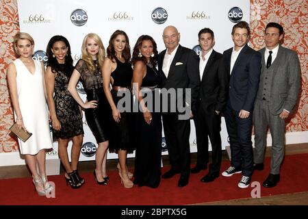 New York, NY, Stati Uniti. 24 settembre 2012. Rachel Taylor, Samantha Logan, Helena Mattsson, Mercedes Masohn, Vanessa Williams, Terry o'Quinn, Dave Annable, Robert Buckley, Erik Palladino al '666 Park Avenue' Premiere al Crosby Street Hotel. Credit: Marco, Alamy Foto Stock