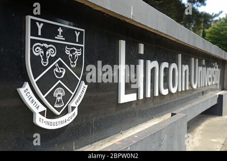 Segnaletica per la Lincoln University, un'università agricola a Canterbury, South Island, Nuova Zelanda Foto Stock