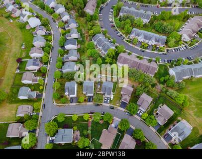 Vista di strade tortuose e strade in una zona residenziale quartiere piccolo paese con tetti di paesaggio di case Foto Stock