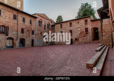 Bellissima piazza nella splendida città di San Gimignano Foto Stock