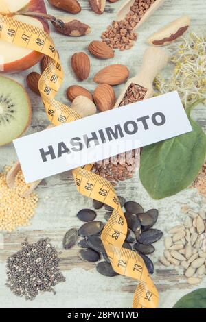 Iscrizione hashimoto, centimetro e cibo nutriente migliore per una tiroide sana. Concetto di dimagrimento e dimagrimento Foto Stock