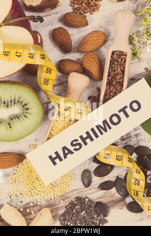 Nutrienti ingredienti sani o prodotti con iscrizione hashimoto. Problemi con il concetto di tiroide Foto Stock