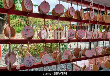 KYOTO, GIAPPONE - 17 OTTOBRE 2019: Piccole placche di legno (ema) con le preghiere o i desideri degli adoratori in esposizione al Santuario di Hirano. Kyoto. Giappone Foto Stock