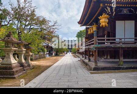 KYOTO, GIAPPONE - 17 OTTOBRE 2019: La strada per la porta Romon lungo il Santuario Shaden di Kitano Tenmangu santuario. Kyoto. Giappone Foto Stock