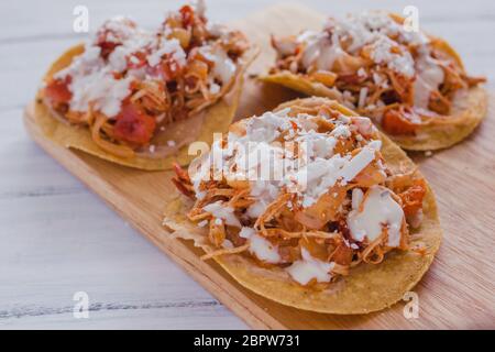 Tostadas Mexicanas con pollo, tinga de pollo cibo messicano in messico Foto Stock