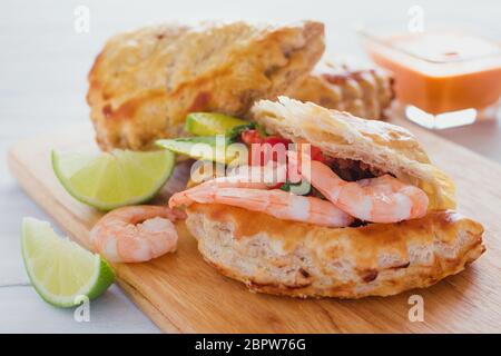 Empanadas de camarones. Empanada è una pasticceria ripiena di gamberi cotti o fritti in messico Foto Stock